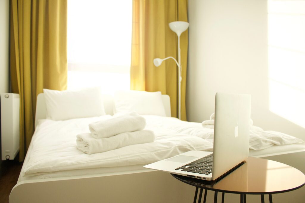 Chambre préparée pour l'accueil d'un voyageur