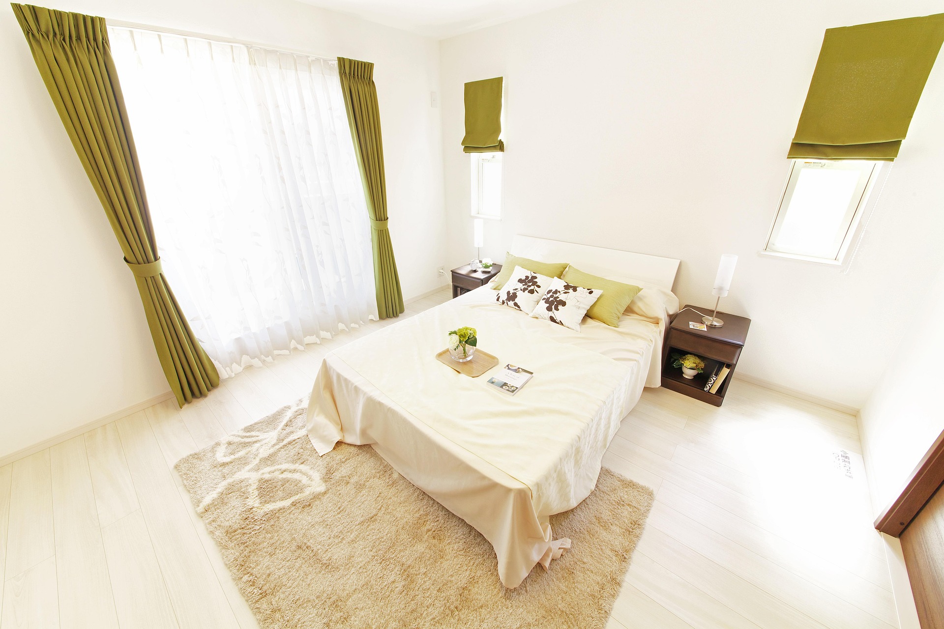 Chambre lumineuse d'une location courte durée